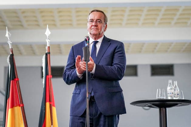 Deutschland, Emden: Bundesverteidigungsminister Boris Pistorius applaudiert bei der Pressekonferenz zur Entscheidung über die Einrichtung eines zweiten Marinestützpunktes der Deutschen Marine in Emden. Porträt, Applaus, Boris Pistorius, Bundesverteidigungsminister, Bundesregierung, Bundeswehr, Deutsche Marine, Marinestützpunkt, Standortentscheidung, Verteidigungspolitik, Pressekonferenz, Emden, Niedersachsen. Copyright: xJOERANxSTEINSIEKx