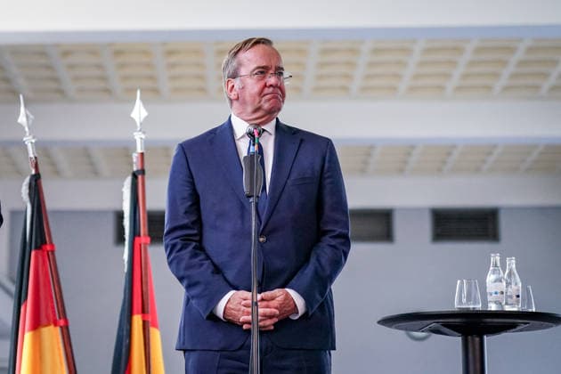Deutschland, Emden: Bundesverteidigungsminister Boris Pistorius applaudiert bei der Pressekonferenz zur Entscheidung über die Einrichtung eines zweiten Marinestützpunktes der Deutschen Marine in Emden. Porträt, Applaus, Boris Pistorius, Bundesverteidigungsminister, Bundesregierung, Bundeswehr, Deutsche Marine, Marinestützpunkt, Standortentscheidung, Verteidigungspolitik, Pressekonferenz, Emden, Niedersachsen. Copyright: xJOERANxSTEINSIEKx