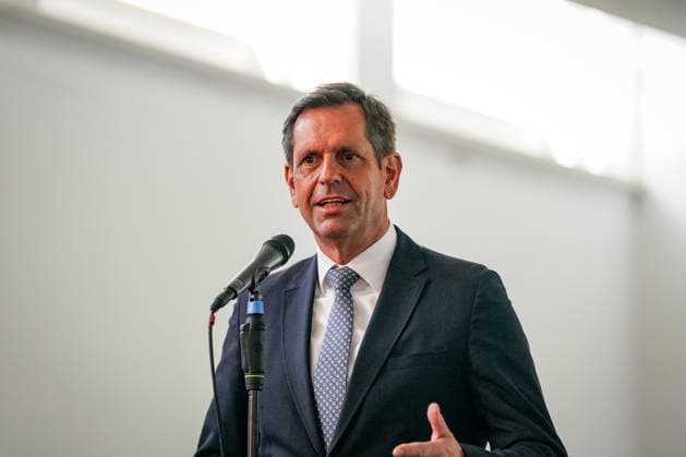 Deutschland, Emden: Niedersachsens Ministerpräsident Olaf Lies spricht bei der Pressekonferenz zur Entscheidung über die Einrichtung eines zweiten Marinestützpunktes der Deutschen Marine in Emden. Porträt, Rede, Mikrofon, Olaf Lies, Ministerpräsident, Niedersachsen, Landesregierung, Deutsche Marine, Bundeswehr, Marinestützpunkt, Standortentscheidung, Verteidigungspolitik, Pressekonferenz, Emden. Copyright: xJOERANxSTEINSIEKx
