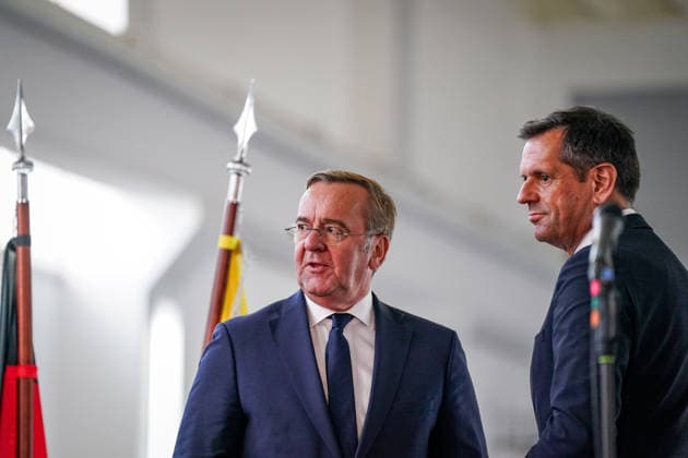 Deutschland, Emden: Bundesverteidigungsminister Boris Pistorius (links) und Niedersachsens Ministerpräsident Olaf Lies (rechts) bei der Pressekonferenz zur Entscheidung über die Einrichtung eines zweiten Marinestützpunktes der Deutschen Marine in Emden. Doppelporträt, Boris Pistorius, Olaf Lies, Bundesverteidigungsminister, Ministerpräsident, Bundesregierung, Landesregierung, Bundeswehr, Deutsche Marine, Marinestützpunkt, Standortentscheidung, Emden. Copyright: xJOERANxSTEINSIEKx