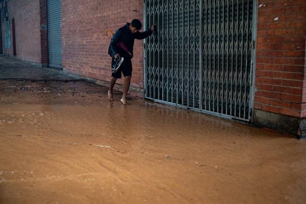 Heavy rains in Catalonia cause widespread disruption. A flooded street in the Nou Barris neighborhood on October 5, 2026, in Barcelona, Catalonia, Spain. Rain and storms will once again shape the day on Monday, though with less intensity than over the weekend, with yellow and orange alerts in effect at times in some areas of the country, and even a red alert remaining in effect until 10 a.m. in Barcelona, with a cumulative rainfall of 90 l m². OCTOBER 5, 2026 Lorena Sopê Barcelona, Catalonia, Spain Copyright: xLorenaxSopênax 7822391