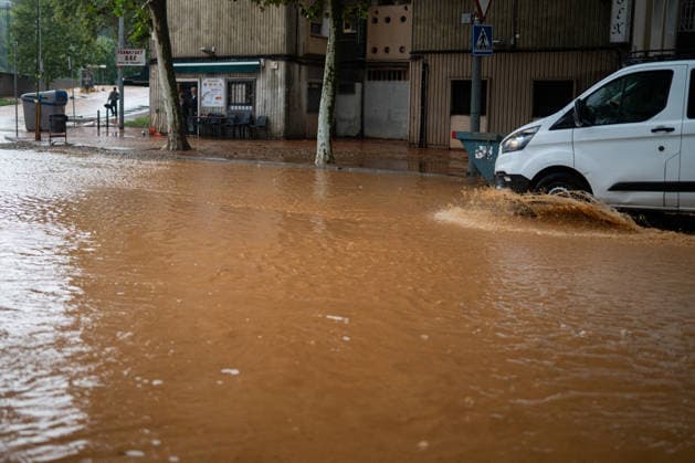 Heavy rains in Catalonia cause widespread disruption. A flooded street in the Nou Barris neighborhood on October 5, 2026, in Barcelona, Catalonia, Spain. Rain and storms will once again shape the day on Monday, though with less intensity than over the weekend, with yellow and orange alerts in effect at times in some areas of the country, and even a red alert remaining in effect until 10 a.m. in Barcelona, with a cumulative rainfall of 90 l m². OCTOBER 5, 2026 Lorena Sopê Barcelona, Catalonia, Spain Copyright: xLorenaxSopênax 7822392