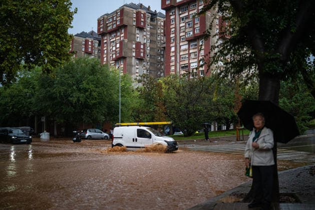 Heavy rains in Catalonia cause widespread disruption. A flooded street in the Nou Barris neighborhood on October 5, 2026, in Barcelona, Catalonia, Spain. Rain and storms will once again shape the day on Monday, though with less intensity than over the weekend, with yellow and orange alerts in effect at times in some areas of the country, and even a red alert remaining in effect until 10 a.m. in Barcelona, with a cumulative rainfall of 90 l m². OCTOBER 5, 2026 Lorena Sopê Barcelona, Catalonia, Spain Copyright: xLorenaxSopênax 7822394