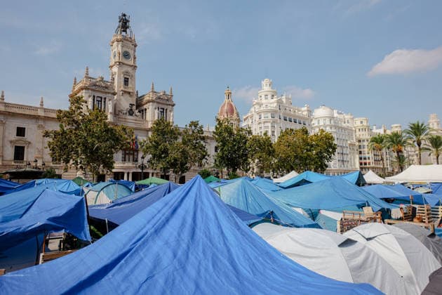 Second day of the Housing Protest Camp in Valencia’s Town Hall Square. Dozens of people are camped out in the Town Hall Square as of October 5, 2026, in Valencia, Valencian Community, Spain. Several young people began a sit-in yesterday in the Town Hall Square following the housing protest held last Saturday in Valencia, where five people were arrested and nine National Police officers were injured. The protest was organized by the associations Sindicat de Llogateres, Entrebarris, the Platform for Those Affected by Mortgages, and Sindicat Habitatge València October 5, 2026, Spain Copyright: xJorgexGilx 7822555