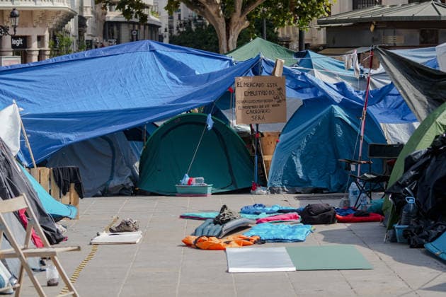 Second day of the Housing Protest Camp in Valencia’s Town Hall Square. Dozens of people are camped out in the Town Hall Square as of October 5, 2026, in Valencia, Valencian Community, Spain. Several young people began a sit-in yesterday in the Town Hall Square following the housing protest held last Saturday in Valencia, where five people were arrested and nine National Police officers were injured. The protest was organized by the associations Sindicat de Llogateres, Entrebarris, the Platform for Those Affected by Mortgages, and Sindicat Habitatge València October 5, 2026, Spain Copyright: xJorgexGilx 7822559