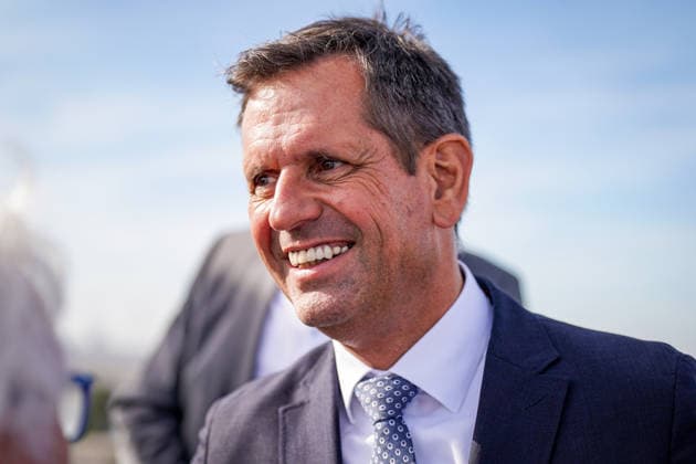 Deutschland, Emden: Niedersachsens Ministerpräsident Olaf Lies lächelt am Rande des Pressetermins zur Entscheidung über den neuen Marinehafen am Rysumer Nacken. Porträt, Nahaufnahme, Olaf Lies, Ministerpräsident, SPD, Niedersachsen, Landesregierung, Deutsche Marine, Bundeswehr, Marinehafen, Marinestützpunkt, Emden, Rysumer Nacken, Standortentscheidung, Verteidigung, Sicherheitspolitik. Copyright: xJOERANxSTEINSIEKx