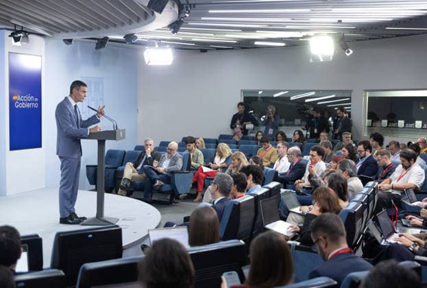 Sánchez Addresses the Press After the Cabinet Meeting Prime Minister Pedro Sánchez during a press conference following the Cabinet meeting at the Moncloa Palace on October 6, 2026, in Madrid, Spain. The Council of Ministers has once again approved the housing decrees, with some changes, which were rejected by Congress last Friday, October 2. The government’s plan is that, after Parliament is dissolved, these decrees will be voted on by the Permanent Deputation, where it could secure the majority needed to pass them. OCTOBER 6, 2026, Madrid, Madrid, Spain Copyright: xEduardoxParrax 7824278