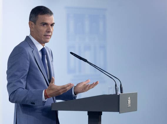 Sánchez Addresses the Press After the Cabinet Meeting Prime Minister Pedro Sánchez during a press conference following the Cabinet meeting at the Moncloa Palace on October 6, 2026, in Madrid, Spain. The Council of Ministers has once again approved the housing decrees, with some changes, which were rejected by Congress last Friday, October 2. The government’s plan is that, after Parliament is dissolved, these decrees will be voted on by the Permanent Deputation, where it could secure the majority needed to pass them. OCTOBER 6, 2026, Madrid, Madrid, Spain Copyright: xEduardoxParrax 7824277