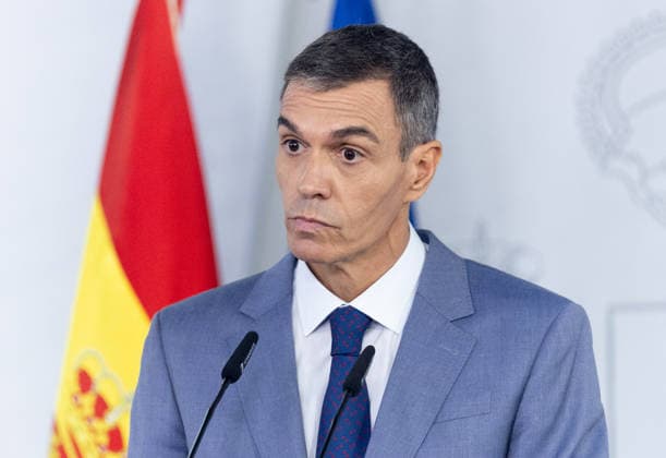 Sánchez Addresses the Press After the Cabinet Meeting Prime Minister Pedro Sánchez during a press conference following the Cabinet meeting at the Moncloa Palace on October 6, 2026, in Madrid, Spain. The Council of Ministers has once again approved the housing decrees, with some changes, which were rejected by Congress last Friday, October 2. The government’s plan is that, after Parliament is dissolved, these decrees will be voted on by the Permanent Deputation, where it could secure the majority needed to pass them. OCTOBER 6, 2026, Madrid, Madrid, Spain Copyright: xEduardoxParrax 7824327