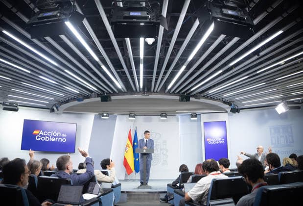 Sánchez Addresses the Press After the Cabinet Meeting Prime Minister Pedro Sánchez during a press conference following the Cabinet meeting at the Moncloa Palace on October 6, 2026, in Madrid, Spain. The Council of Ministers has once again approved the housing decrees, with some changes, which were rejected by Congress last Friday, October 2. The government’s plan is that, after Parliament is dissolved, these decrees will be voted on by the Permanent Deputation, where it could secure the majority needed to pass them. OCTOBER 6, 2026, Madrid, Madrid, Spain Copyright: xEduardoxParrax 7824330