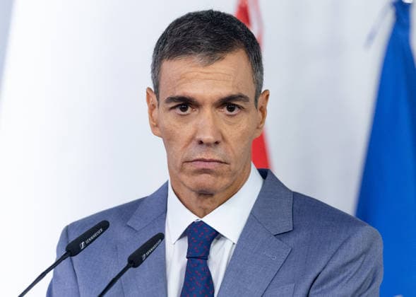 Sánchez Addresses the Press After the Cabinet Meeting Prime Minister Pedro Sánchez during a press conference following the Cabinet meeting at the Moncloa Palace on October 6, 2026, in Madrid, Spain. The Council of Ministers has once again approved the housing decrees, with some changes, which were rejected by Congress last Friday, October 2. The government’s plan is that, after Parliament is dissolved, these decrees will be voted on by the Permanent Deputation, where it could secure the majority needed to pass them. OCTOBER 6, 2026, Madrid, Madrid, Spain Copyright: xEduardoxParrax 7824333