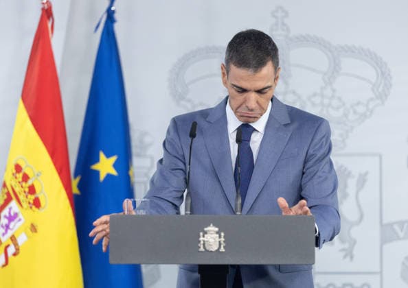 Sánchez Addresses the Press After the Cabinet Meeting Prime Minister Pedro Sánchez during a press conference following the Cabinet meeting at the Moncloa Palace on October 6, 2026, in Madrid, Spain. The Council of Ministers has once again approved the housing decrees, with some changes, which were rejected by Congress last Friday, October 2. The government’s plan is that, after Parliament is dissolved, these decrees will be voted on by the Permanent Deputation, where it could secure the majority needed to pass them. OCTOBER 6, 2026, Madrid, Madrid, Spain Copyright: xEduardoxParrax 7824362