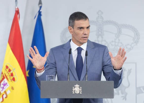 Sánchez Addresses the Press After the Cabinet Meeting Prime Minister Pedro Sánchez during a press conference following the Cabinet meeting at the Moncloa Palace on October 6, 2026, in Madrid, Spain. The Council of Ministers has once again approved the housing decrees, with some changes, which were rejected by Congress last Friday, October 2. The government’s plan is that, after Parliament is dissolved, these decrees will be voted on by the Permanent Deputation, where it could secure the majority needed to pass them. OCTOBER 6, 2026, Madrid, Madrid, Spain Copyright: xEduardoxParrax 7824363