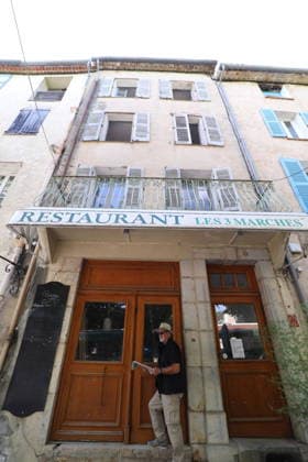 G. Clooney and his wife, A. Clooney, are preparing to open a high-end Italian restaurant in the small village of Cotignac, in the Provence-Alpes-Côte d’Azur region, in 2027, following ongoing renovations. Owner of the Domaine du Canadel in Brignoles since 2021 and a naturalized French citizen since 2025, G. Clooney has acquired the property at 11 Cours Gambetta in Cotignac, where the restaurant Les Trois Marches is located. The 65-year-old actor has partnered with Canadian G. Porter, the owner of the Lou Cohen hotel. Franz Chavaroche, Bestimage. G. Clooney and his wife, A. Clooney, are preparing to open an upscale Italian restaurant in the small village of Cotignac in the Provence-Alpes-Côte d’Azur region in 2027, following ongoing renovat Copyright: xFranzxChavarochex xxBestimagexFranzxChavarochex xxBestimagex