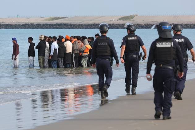 Small Boat Migrants Depart PHOTOPQR VOIX DU NORD Marc Demeure October 6, 2026 Gravelines, October 6, 2026 Migrants attempt to board a semi-rigid boat that has come to pick them up. Having departed from the beaches of Dunkirk with about twenty people, the small boat approaches the beach at Gravelines to pick up other would-be migrants bound for England, including women and children. Photo by MARC DEMEURE, La Voix du Nord, Gravelines, northern France, Oct. 6, 2026 Migrants attempt to board a semi-rigid inflatable boat that has come to pick them up. Having left the beaches of Dunkirk with about twenty people on board, the small boat approaches the beach at Gravelines to pick up other would-be migrants bound for England, including women and ch Copyright: xPHOTOPQR VOIXxDUxNORD MAXPPPxMarcxDemeurex 20261006VDN5455 20261006VDN5455
