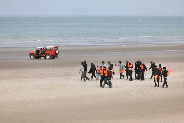 Small Boat Migrants Depart PHOTOPQR VOIX DU NORD Marc Demeure October 6, 2026 Gravelines, October 6, 2026 Migrants attempt to board a semi-rigid boat that has come to pick them up. Having departed from the beaches of Dunkirk with about twenty people, the small boat approaches the beach at Gravelines to pick up other would-be exiles bound for England, including women and children. Those who failed to board turn back. Photo by MARC DEMEURE, La Voix du Nord, Gravelines, northern France, Oct. 6, 2026 Migrants attempt to board a semi-rigid inflatable boat that has come to pick them up. Having left the beaches of Dunkirk with about twenty people on board, the small boat approaches the beach at Gravelines to pick up other would-be migrants bound Copyright: xPHOTOPQR VOIXxDUxNORD MAXPPPxMarcxDemeurex 20261006VDN5475 20261006VDN5475
