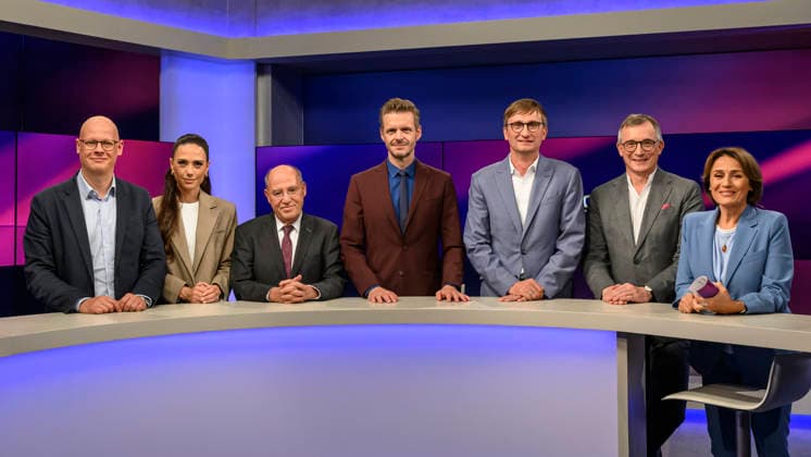 im Bild v.l.: Matthias Deiß (ARD), Franca Lehfeldt (Unternehmerin und Autorin), Gregor Gysi, Die Linke (Bundestagsabgeordneter), Florian Schroeder (Kabarettist), Sönke Neitzel (Militärhistoriker), Andreas Rödder (Historiker und CDU-Mitglied), Sandra Maischberger, GER, Berlin, Studio, zu Gast bei Maischberger, politische Talkshow, TV, Format, mit Moderatorin Sandra Maischberger, Das Erste, aus Adlershof Am Studio 20, 06.10.2026, Copyright: HMBxMedia UwexKoch