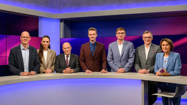 im Bild v.l.: Matthias Deiß (ARD), Franca Lehfeldt (Unternehmerin und Autorin), Gregor Gysi, Die Linke (Bundestagsabgeordneter), Florian Schroeder (Kabarettist), Sönke Neitzel (Militärhistoriker), Andreas Rödder (Historiker und CDU-Mitglied), Sandra Maischberger, GER, Berlin, Studio, zu Gast bei Maischberger, politische Talkshow, TV, Format, mit Moderatorin Sandra Maischberger, Das Erste, aus Adlershof Am Studio 20, 06.10.2026, Copyright: HMBxMedia UwexKoch