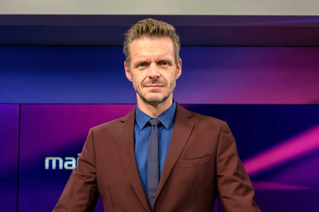 im Bild v.l.: Florian Schroeder (Kabarettist), GER, Berlin, Studio, zu Gast bei Maischberger, politische Talkshow, TV, Format, mit Moderatorin Sandra Maischberger, Das Erste, aus Adlershof Am Studio 20, 06.10.2026, Copyright: HMBxMedia UwexKoch