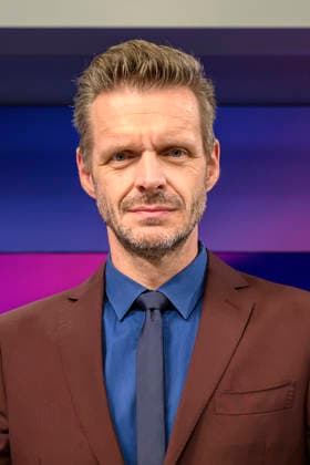 im Bild v.l.: Florian Schroeder (Kabarettist), GER, Berlin, Studio, zu Gast bei Maischberger, politische Talkshow, TV, Format, mit Moderatorin Sandra Maischberger, Das Erste, aus Adlershof Am Studio 20, 06.10.2026, Copyright: HMBxMedia UwexKoch
