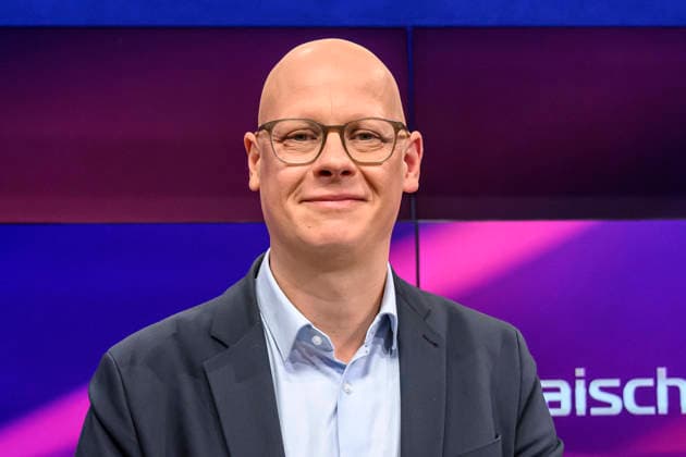 im Bild v.l.: Matthias Deiß (ARD), GER, Berlin, Studio, zu Gast bei Maischberger, politische Talkshow, TV, Format, mit Moderatorin Sandra Maischberger, Das Erste, aus Adlershof Am Studio 20, 06.10.2026, Copyright: HMBxMedia UwexKoch