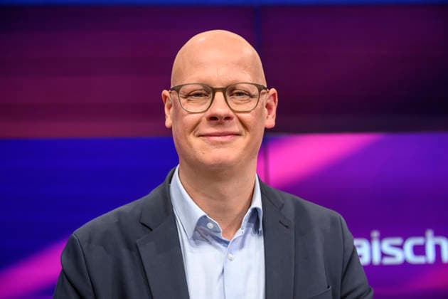 im Bild v.l.: Matthias Deiß (ARD), GER, Berlin, Studio, zu Gast bei Maischberger, politische Talkshow, TV, Format, mit Moderatorin Sandra Maischberger, Das Erste, aus Adlershof Am Studio 20, 06.10.2026, Copyright: HMBxMedia UwexKoch