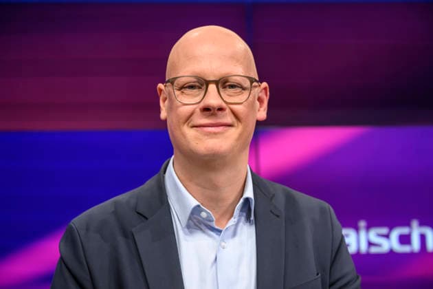 im Bild v.l.: Matthias Deiß (ARD), GER, Berlin, Studio, zu Gast bei Maischberger, politische Talkshow, TV, Format, mit Moderatorin Sandra Maischberger, Das Erste, aus Adlershof Am Studio 20, 06.10.2026, Copyright: HMBxMedia UwexKoch
