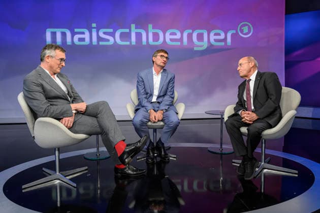 im Bild v.l.: Andreas Rödder (Historiker und CDU-Mitglied), Sönke Neitzel (Militärhistoriker), Gregor Gysi, Die Linke (Bundestagsabgeordneter) GER, Berlin, Studio, zu Gast bei – Maischberger, politische Talkshow, TV, Format, mit Moderatorin – Sandra Maischberger, Das Erste, aus Adlershof – Am Studio 20, 06.10.2026, Copyright: HMBxMedia UwexKoch
