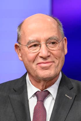 im Bild v.l.: Gregor Gysi, Die Linke (Bundestagsabgeordneter), GER, Berlin, Studio, zu Gast bei Maischberger, politische Talkshow, TV, Format, mit Moderatorin Sandra Maischberger, Das Erste, aus Adlershof Am Studio 20, 06.10.2026, Copyright: HMBxMedia UwexKoch