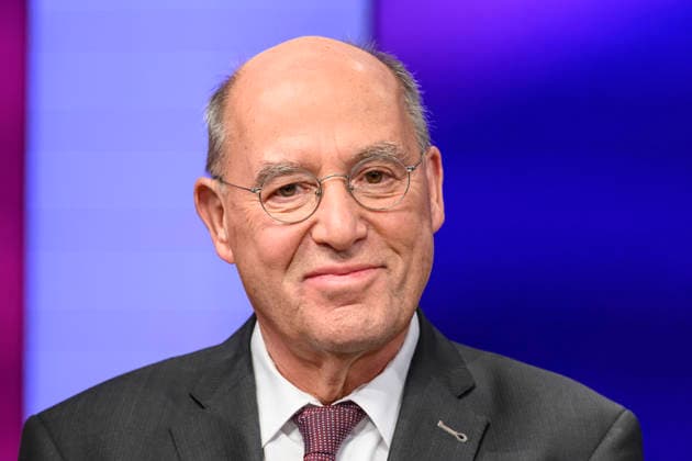 im Bild v.l.: Gregor Gysi, Die Linke (Bundestagsabgeordneter), GER, Berlin, Studio, zu Gast bei Maischberger, politische Talkshow, TV, Format, mit Moderatorin Sandra Maischberger, Das Erste, aus Adlershof Am Studio 20, 06.10.2026, Copyright: HMBxMedia UwexKoch