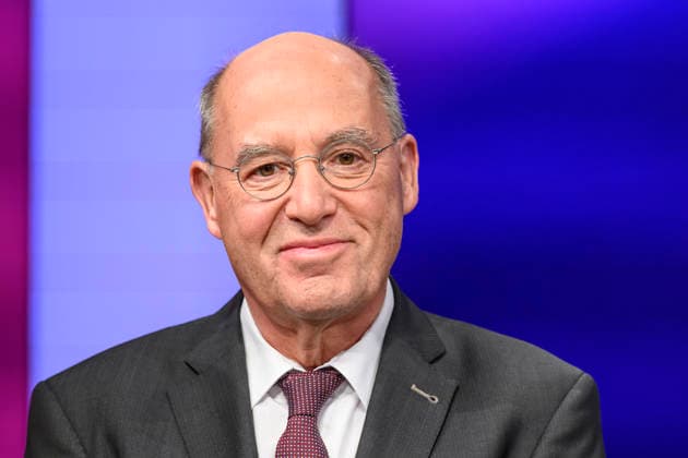 im Bild v.l.: Gregor Gysi, Die Linke (Bundestagsabgeordneter), GER, Berlin, Studio, zu Gast bei Maischberger, politische Talkshow, TV, Format, mit Moderatorin Sandra Maischberger, Das Erste, aus Adlershof Am Studio 20, 06.10.2026, Copyright: HMBxMedia UwexKoch