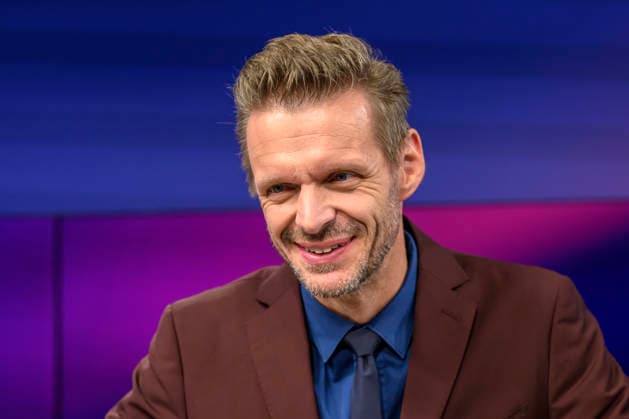 im Bild v.l.: Florian Schroeder (Kabarettist), GER, Berlin, Studio, zu Gast bei Maischberger, politische Talkshow, TV, Format, mit Moderatorin Sandra Maischberger, Das Erste, aus Adlershof Am Studio 20, 06.10.2026, Copyright: HMBxMedia UwexKoch