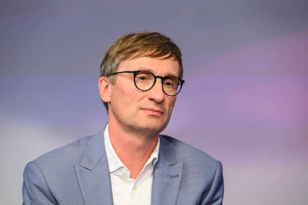 im Bild v.l.: Sönke Neitzel (Militärhistoriker), GER, Berlin, Studio, zu Gast bei Maischberger, politische Talkshow, TV, Format, mit Moderatorin Sandra Maischberger, Das Erste, aus Adlershof Am Studio 20, 06.10.2026, Copyright: HMBxMedia UwexKoch