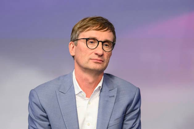 im Bild v.l.: Sönke Neitzel (Militärhistoriker), GER, Berlin, Studio, zu Gast bei Maischberger, politische Talkshow, TV, Format, mit Moderatorin Sandra Maischberger, Das Erste, aus Adlershof Am Studio 20, 06.10.2026, Copyright: HMBxMedia UwexKoch