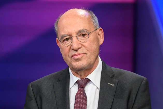 im Bild v.l.: Gregor Gysi, Die Linke (Bundestagsabgeordneter), GER, Berlin, Studio, zu Gast bei Maischberger, politische Talkshow, TV, Format, mit Moderatorin Sandra Maischberger, Das Erste, aus Adlershof Am Studio 20, 06.10.2026, Copyright: HMBxMedia UwexKoch