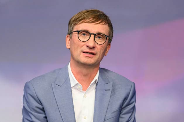 im Bild v.l.: Sönke Neitzel (Militärhistoriker), GER, Berlin, Studio, zu Gast bei Maischberger, politische Talkshow, TV, Format, mit Moderatorin Sandra Maischberger, Das Erste, aus Adlershof Am Studio 20, 06.10.2026, Copyright: HMBxMedia UwexKoch