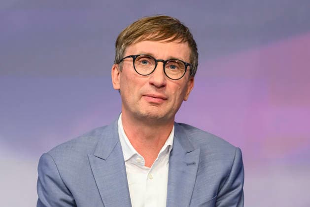 im Bild v.l.: Sönke Neitzel (Militärhistoriker), GER, Berlin, Studio, zu Gast bei Maischberger, politische Talkshow, TV, Format, mit Moderatorin Sandra Maischberger, Das Erste, aus Adlershof Am Studio 20, 06.10.2026, Copyright: HMBxMedia UwexKoch