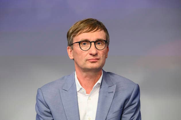 im Bild v.l.: Sönke Neitzel (Militärhistoriker), GER, Berlin, Studio, zu Gast bei Maischberger, politische Talkshow, TV, Format, mit Moderatorin Sandra Maischberger, Das Erste, aus Adlershof Am Studio 20, 06.10.2026, Copyright: HMBxMedia UwexKoch