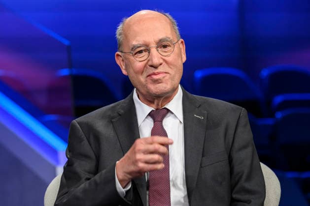 im Bild v.l.: Gregor Gysi, Die Linke (Bundestagsabgeordneter), GER, Berlin, Studio, zu Gast bei Maischberger, politische Talkshow, TV, Format, mit Moderatorin Sandra Maischberger, Das Erste, aus Adlershof Am Studio 20, 06.10.2026, Copyright: HMBxMedia UwexKoch