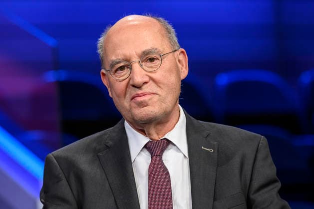 im Bild v.l.: Gregor Gysi, Die Linke (Bundestagsabgeordneter), GER, Berlin, Studio, zu Gast bei Maischberger, politische Talkshow, TV, Format, mit Moderatorin Sandra Maischberger, Das Erste, aus Adlershof Am Studio 20, 06.10.2026, Copyright: HMBxMedia UwexKoch