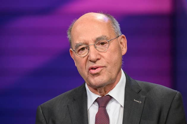 im Bild v.l.: Gregor Gysi, Die Linke (Bundestagsabgeordneter), GER, Berlin, Studio, zu Gast bei Maischberger, politische Talkshow, TV, Format, mit Moderatorin Sandra Maischberger, Das Erste, aus Adlershof Am Studio 20, 06.10.2026, Copyright: HMBxMedia UwexKoch