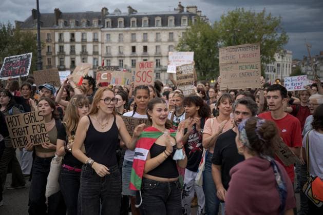October 6, 2026, Bayonne, Lapurdi, France: BAYONNE, FRANCE, OCTOBER 6, 2026: Students joined by trade unions, education workers and supporters demonstrate in central Bayonne over shortages of staff and resources in France s public education system and what organizers describe as police repression of the student movement. The rally forms part of nationwide protests that have seen students blockade hundreds of schools since September, demanding more teachers, smaller classes and improved conditions in educational facilities. Bayonne France - ZUMAq101 20261006_zna_q101_168 Copyright: xGarixGaraialdex