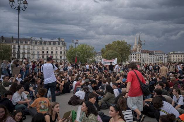 October 6, 2026, Bayonne, Lapurdi, France: BAYONNE, FRANCE, OCTOBER 6, 2026: Students joined by trade unions, education workers and supporters demonstrate in central Bayonne over shortages of staff and resources in France s public education system and what organizers describe as police repression of the student movement. The rally forms part of nationwide protests that have seen students blockade hundreds of schools since September, demanding more teachers, smaller classes and improved conditions in educational facilities. Bayonne France - ZUMAq101 20261006_zna_q101_171 Copyright: xGarixGaraialdex