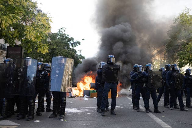 Student Demonstration - Paris RL Police forces next to burning barricades. Police forces and protesters clashes on the place de la nation on the sidelines of the students protest against the current state of public education, once again, on October 6, 2026, in Paris, France. They demand more resources for the national education system, and raise against the far right party - le Rassemblement National. Photo by Raphael Lafargue ABACAPRESS.COM Paris France Copyright: xLafarguexRaphael ABACAx