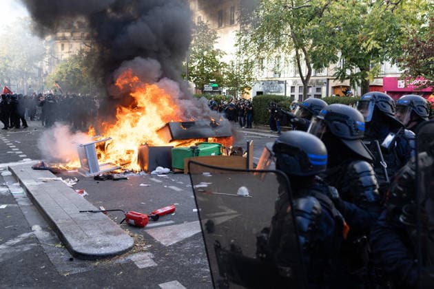 Student Demonstration - Paris RL Police forces next to burning barricades. Police forces and protesters clashes on the place de la nation on the sidelines of the students protest against the current state of public education, once again, on October 6, 2026, in Paris, France. They demand more resources for the national education system, and raise against the far right party - le Rassemblement National. Photo by Raphael Lafargue ABACAPRESS.COM Paris France Copyright: xLafarguexRaphael ABACAx