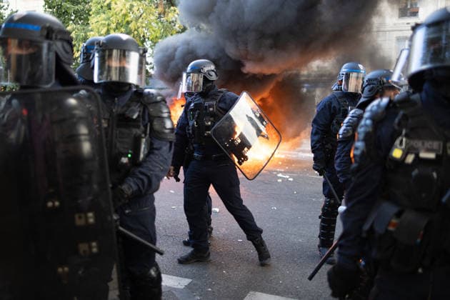 Student Demonstration - Paris RL Police forces next to burning barricades. Police forces and protesters clashes on the place de la nation on the sidelines of the students protest against the current state of public education, once again, on October 6, 2026, in Paris, France. They demand more resources for the national education system, and raise against the far right party - le Rassemblement National. Photo by Raphael Lafargue ABACAPRESS.COM Paris France Copyright: xLafarguexRaphael ABACAx