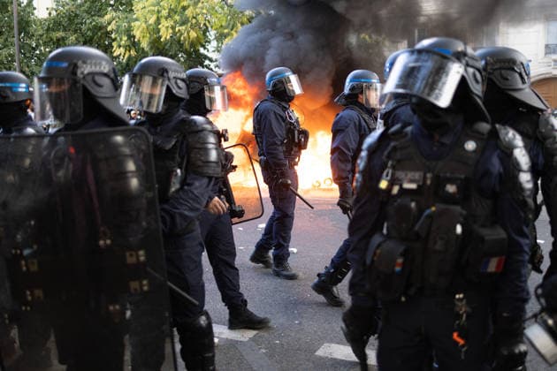 Student Demonstration - Paris RL Police forces next to burning barricades. Police forces and protesters clashes on the place de la nation on the sidelines of the students protest against the current state of public education, once again, on October 6, 2026, in Paris, France. They demand more resources for the national education system, and raise against the far right party - le Rassemblement National. Photo by Raphael Lafargue ABACAPRESS.COM Paris France Copyright: xLafarguexRaphael ABACAx