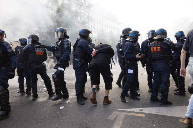 Student Demonstration - Paris RL Police forces arrest a protester. Police forces and protesters clashes on the place de la nation on the sidelines of the students protest against the current state of public education, once again, on October 6, 2026, in Paris, France. They demand more resources for the national education system, and raise against the far right party - le Rassemblement National. Photo by Raphael Lafargue ABACAPRESS.COM Paris France Copyright: xLafarguexRaphael ABACAx