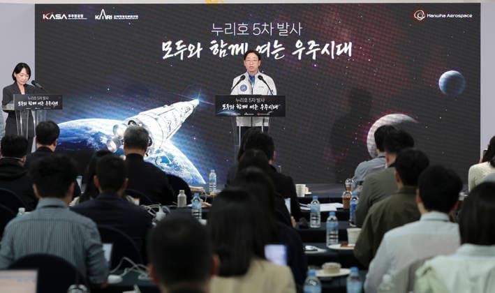 October 7, 2026, Goheung, South Jeolla, SOUTH KOREA: Oct 7, 2026-Goheung, South Korea-Oh Tae-seok, administrator of the Korea AeroSpace Administration (KASA), announces the homegrown Nuri rocket s launch schedule on Oct. 7, 2026, at the Naro Space Center in Goheung, about 400 kilometers south of Seou. Korea will launch its homegrown Nuri rocket at 12:25 p.m. on Wednesday, Korea AeroSpace Administration (KASA) announced. It is set to take off from the Naro Space Center in Goheung County, South Jeolla. Goheung SOUTH KOREA - ZUMAs168 20261007_zih_s168_001 Copyright: xKoreaxAerospacexAdministrationx