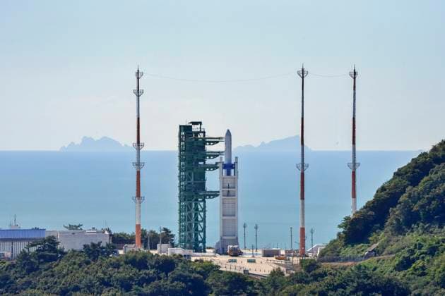 October 7, 2026, Goheung, South Jeolla, SOUTH KOREA: Oct 7, 2026-Goheung, South Korea-South Korea s homegrown Nuri rocket stands on a launchpad at the Naro Space Center in Goheung, about 400 kilometers south of Seoul, ahead of its fifth launch on Oct. 7, 2026. Korea will launch its homegrown Nuri rocket at 12:25 p.m. on Wednesday, Korea AeroSpace Administration (KASA) announced. It is set to take off from the Naro Space Center in Goheung County, South Jeolla. Goheung SOUTH KOREA - ZUMAs168 20261007_zih_s168_004 Copyright: xKoreaxAerospacexAdministrationx